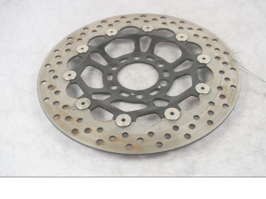 Framsidan på Bromsskiva från en Hyosung GT 650 -2006 motorcykel.