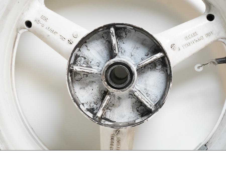 Baksidan på Fälg från en Yamaha YZF R6 -2000 motorcykel.