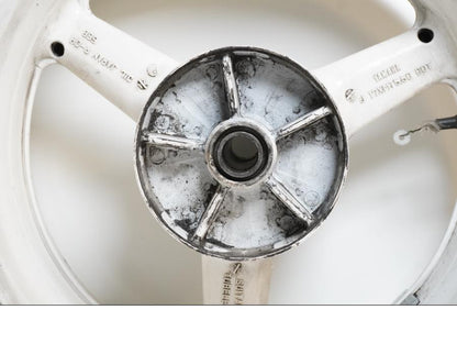 Baksidan på Fälg från en Yamaha YZF R6 -2000 motorcykel.