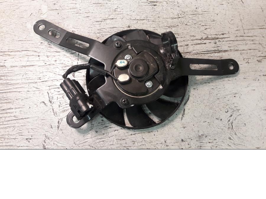 Framsidan på Vattenkylfläkt från en Honda ADV 750 -2017 motorcykel.