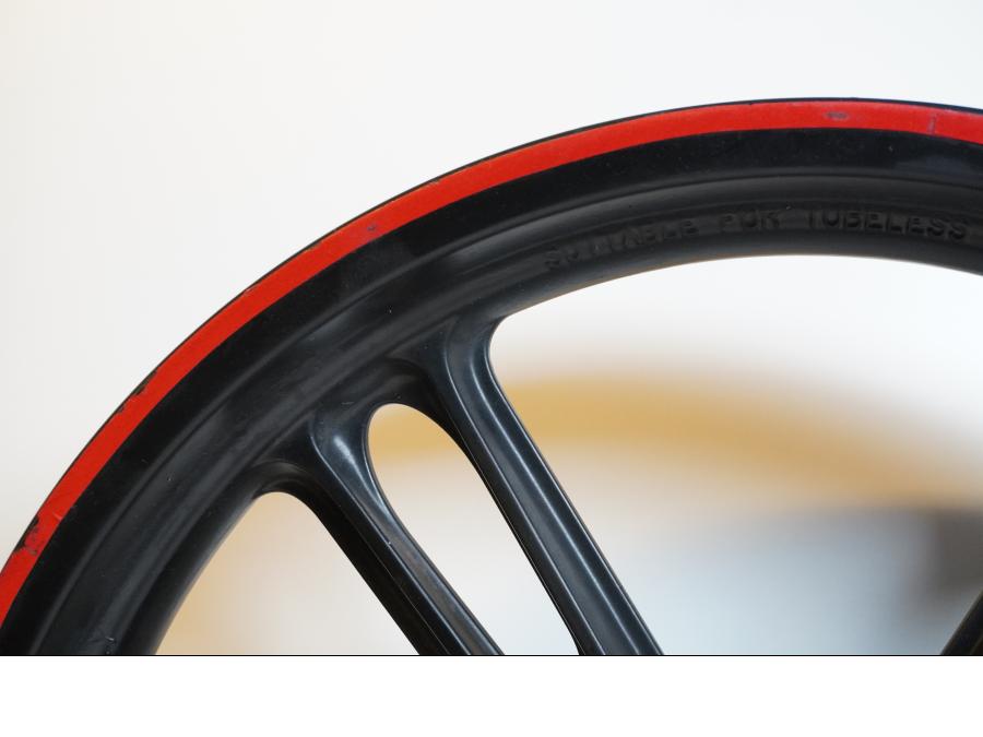 Snett nerifrån på Fälg från en Yamaha YZF-R 125 -2009 motorcykel.