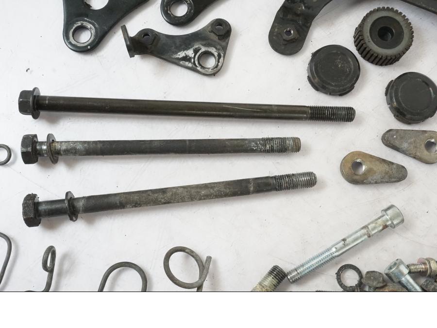 Snett uppifrån på Skruv / Mutter etc från en Suzuki GSX 550 EF -1985 motorcykel.