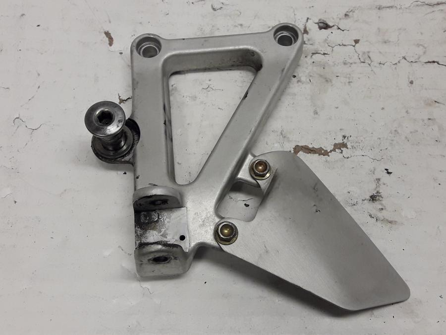 Framsidan på Fotpinnefäste från en Ducati 750 SS -2000 motorcykel.