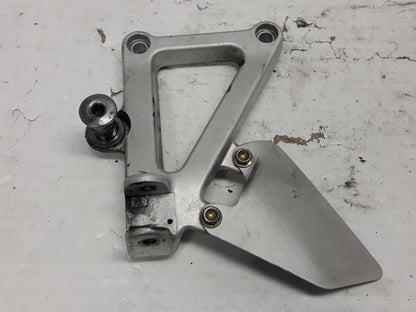 Framsidan på Fotpinnefäste från en Ducati 750 SS -2000 motorcykel.