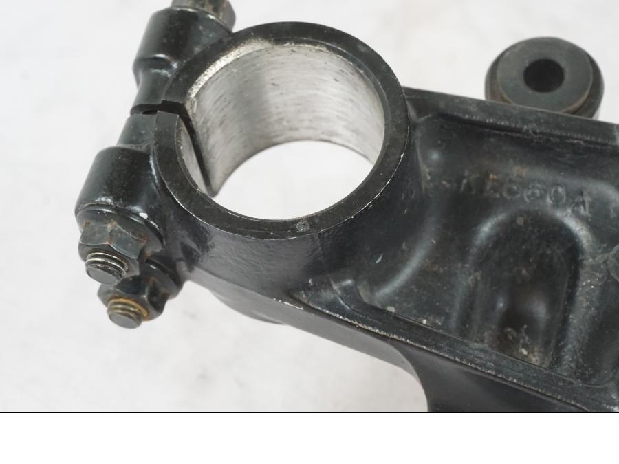 Snett nerifrån på Gaffelkrona från en Kawasaki KL 650A -1987 motorcykel.