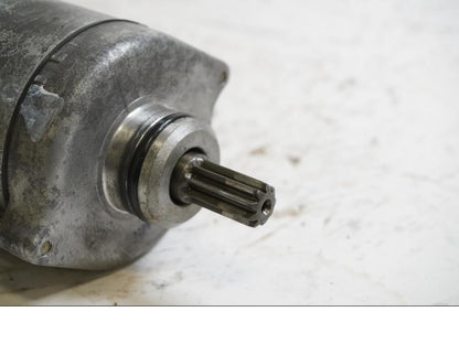 Baksidan på Startmotor från en Honda CBR 1100 XX -1998 motorcykel.