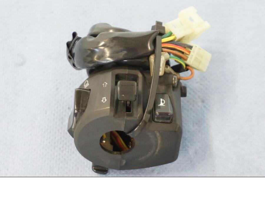 Snett uppifrån på Styrelreglage från en Yamaha X-Max 250 -2016 scooter.