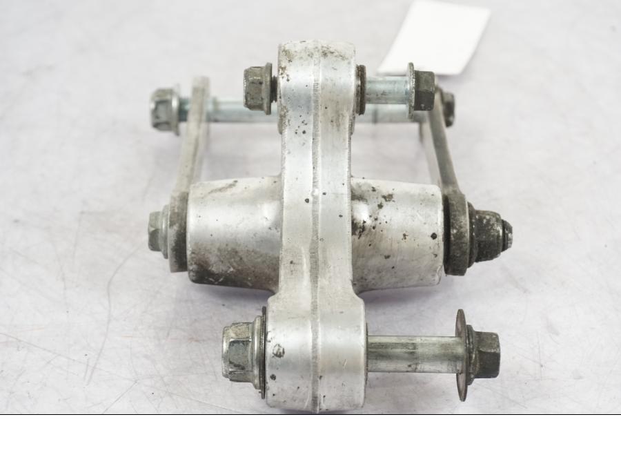 Höger sida på Stötdämparlänkage från en Suzuki GSX 1300 RX -1999 motorcykel.