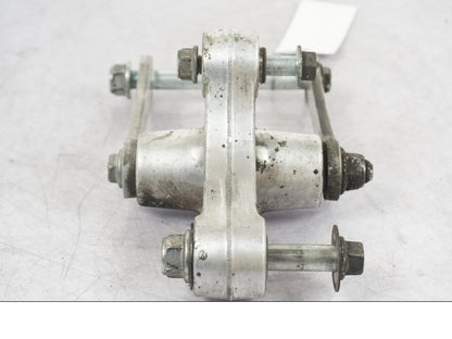 Höger sida på Stötdämparlänkage från en Suzuki GSX 1300 RX -1999 motorcykel.