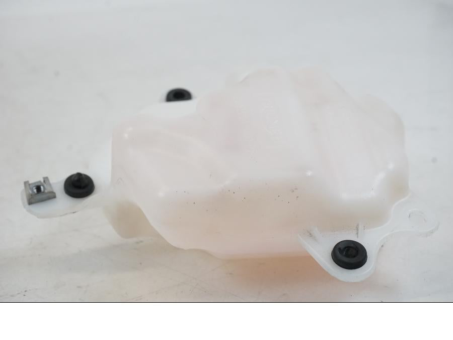 Baksidan på Vattenexpansionskärl från en Triumph Speed Triple -2021 motorcykel.