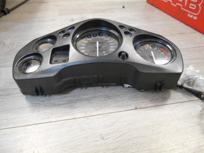 Vänster sida på Instrumentpanel från en Honda CBR 1100 XX -2000 motorcykel.