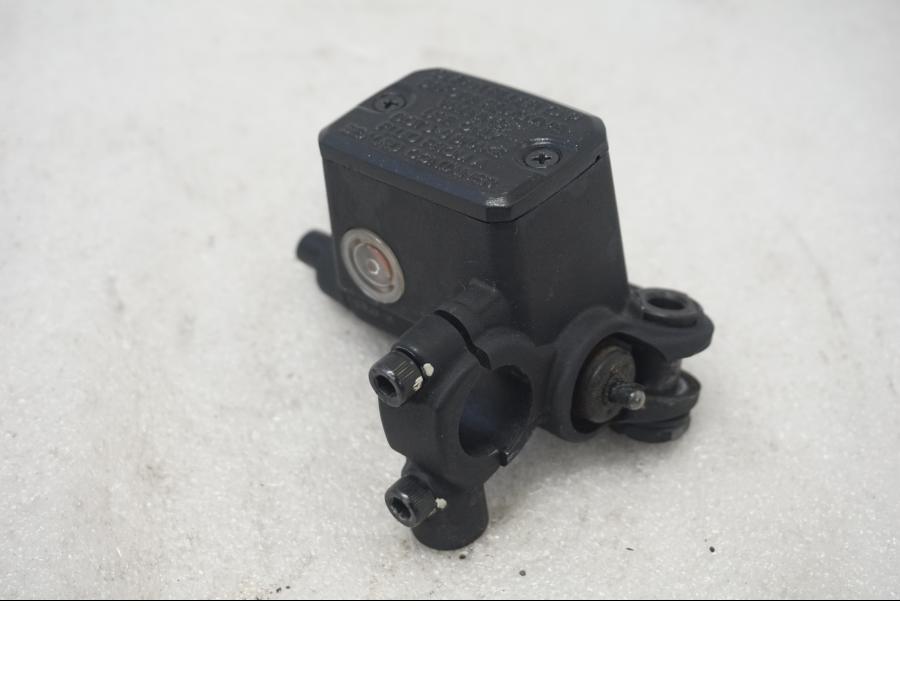 Framsidan på Bromshuvudcylinder från en Ducati Monster 796 -2013 motorcykel.