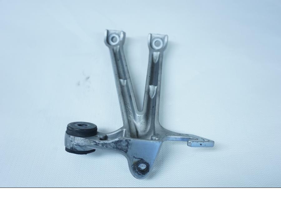 Baksidan på Fotpinnefäste från en Suzuki GSX-R 1000 -2008 motorcykel.