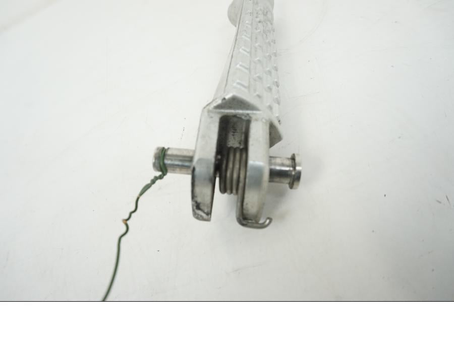 Snett uppifrån på Fotpinne från en Triumph Speed Triple -2009 motorcykel.