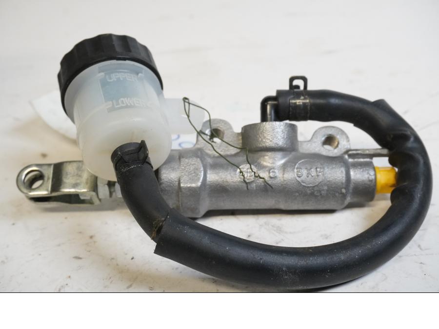 Höger sida på Bromshuvudcylinder från en Yamaha XT 660 R -2014 motorcykel.