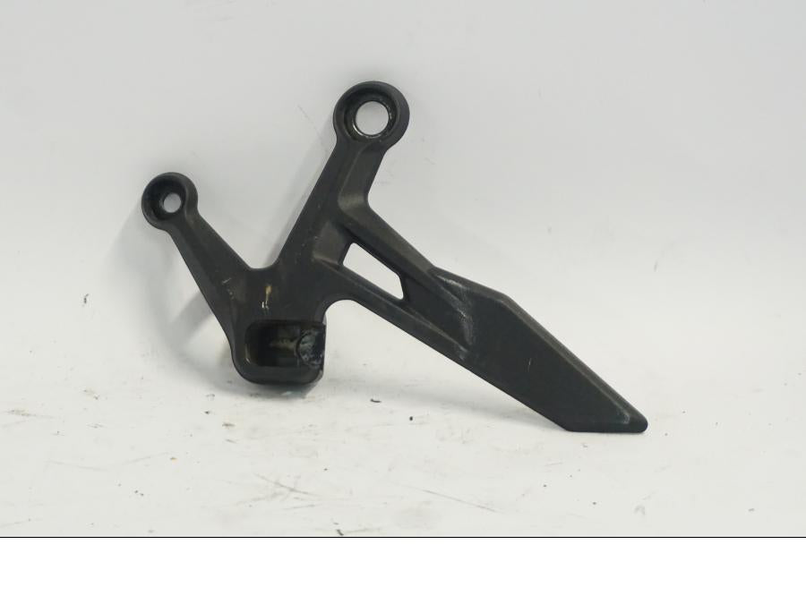 Snett uppifrån på Fotpinnefäste från en KTM 790 Duke -2018 motorcykel.