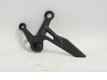 Snett uppifrån på Fotpinnefäste från en KTM 790 Duke -2018 motorcykel.