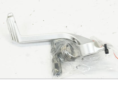 Snett nerifrån på Bromspedal från en BMW K 1200 S -2006 motorcykel.