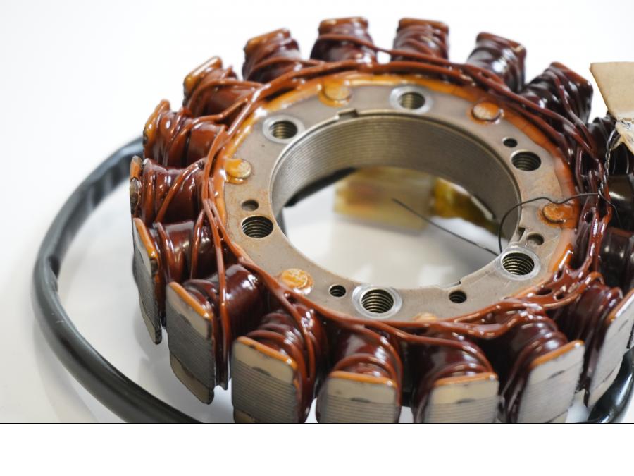 Baksidan på Generator från en Honda CBR 900 RR -1999 motorcykel.