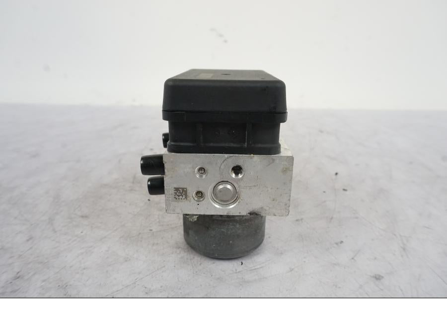 Höger sida på ABS Modulator från en KTM 690 Duke -2014 motorcykel.