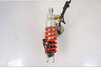 Snett nerifrån på Stötdämpare ESA från en BMW S 1000 XR -2019 motorcykel.