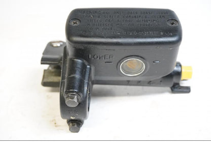 Baksidan på Kopplingshuvudcylinder från en Honda CBR 1100 XX -1998 motorcykel.