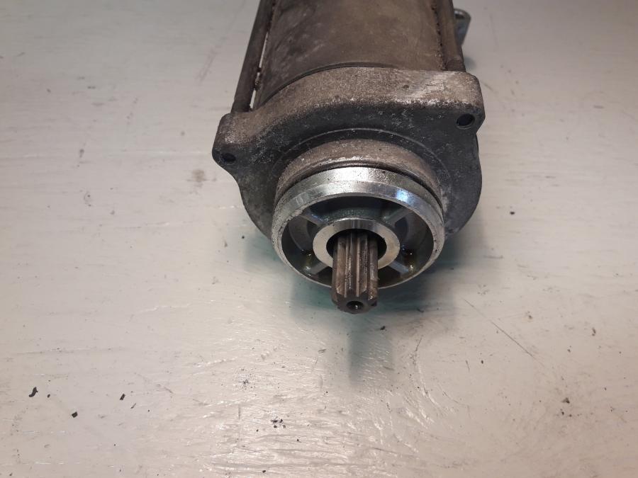 Baksidan på Startmotor från en Honda VFR 800 -2000 motorcykel.