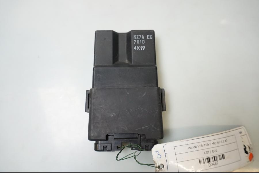 Framsidan på CDI / ECU från en Honda VFR 750 -1995 motorcykel.
