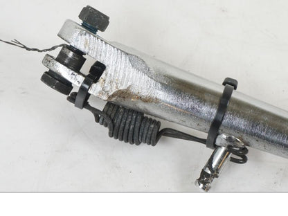 Snett nerifrån på Sidostöd från en Suzuki VZR 1800 -2009 motorcykel.