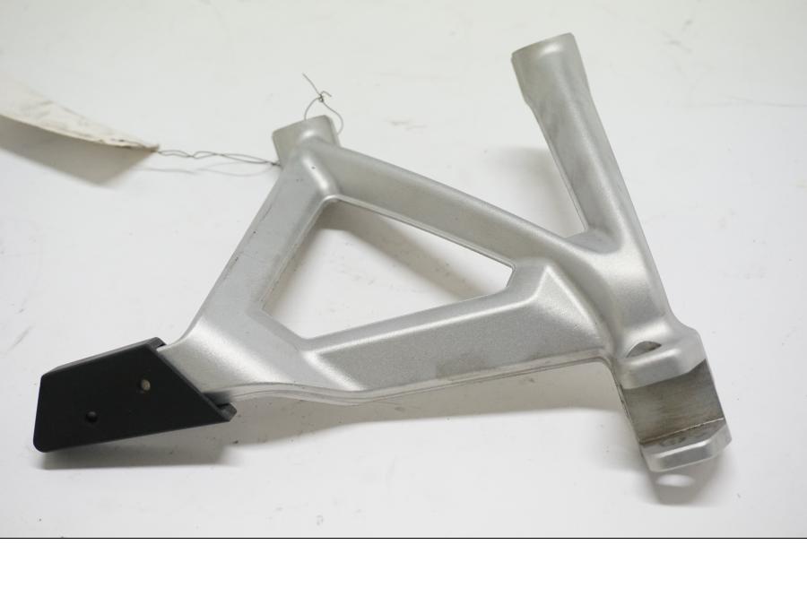 Framsidan på Fotpinnefäste från en BMW R 1250 GS -2019 motorcykel.