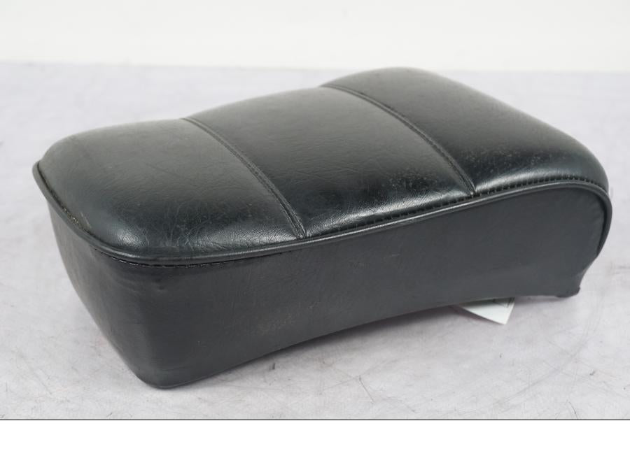 Vänster sida på Sadel från en Suzuki LS 650 -1993 motorcykel.