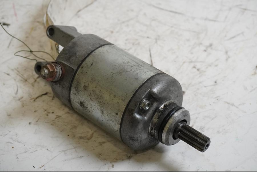 Framsidan på Startmotor från en Yamaha YZF R6 -2000 motorcykel.