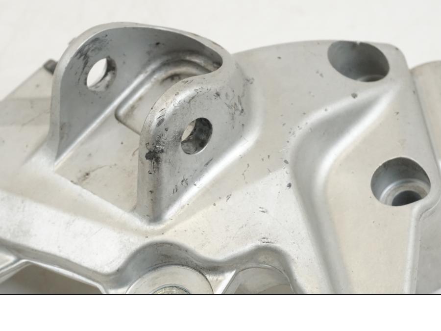 Baksidan på Fotpinnefäste från en Husqvarna 701 Supermoto -2020 motorcykel.