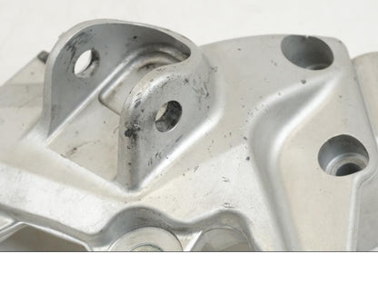 Baksidan på Fotpinnefäste från en Husqvarna 701 Supermoto -2020 motorcykel.