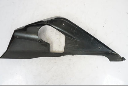 Snett nerifrån på Magkåpa från en Yamaha YZF-R 125 -2008 motorcykel.