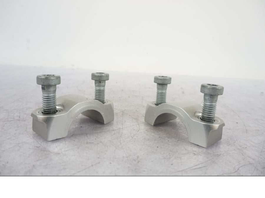 Snett uppifrån på Styrfäste från en KTM 990 Super Duke -2006 motorcykel.