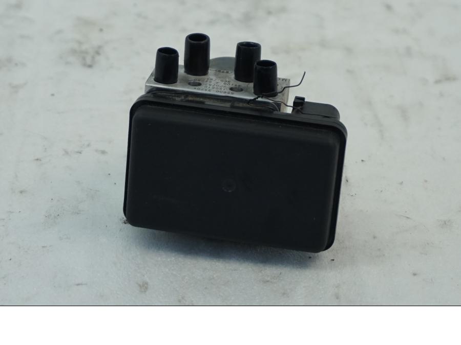 Baksidan på ABS Modulator från en Suzuki DL 1000 -2016 motorcykel.