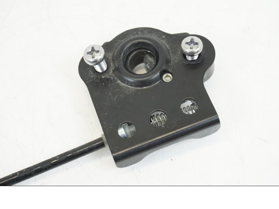 Baksidan på Sadellåsmekanism från en Kawasaki NINJA 400 -2020 motorcykel.