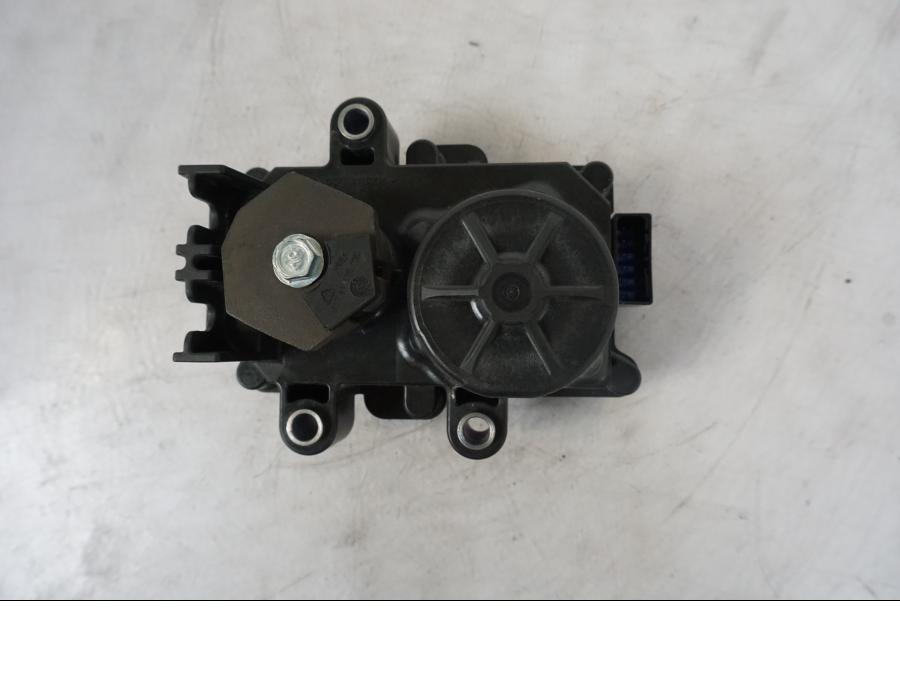 Snett nerifrån på Avgasspjällmotor från en KTM 1290 Super Duke R -2021 motorcykel.