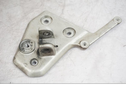 Framsidan på Fotpinnefäste från en Triumph Tiger -2009 motorcykel.