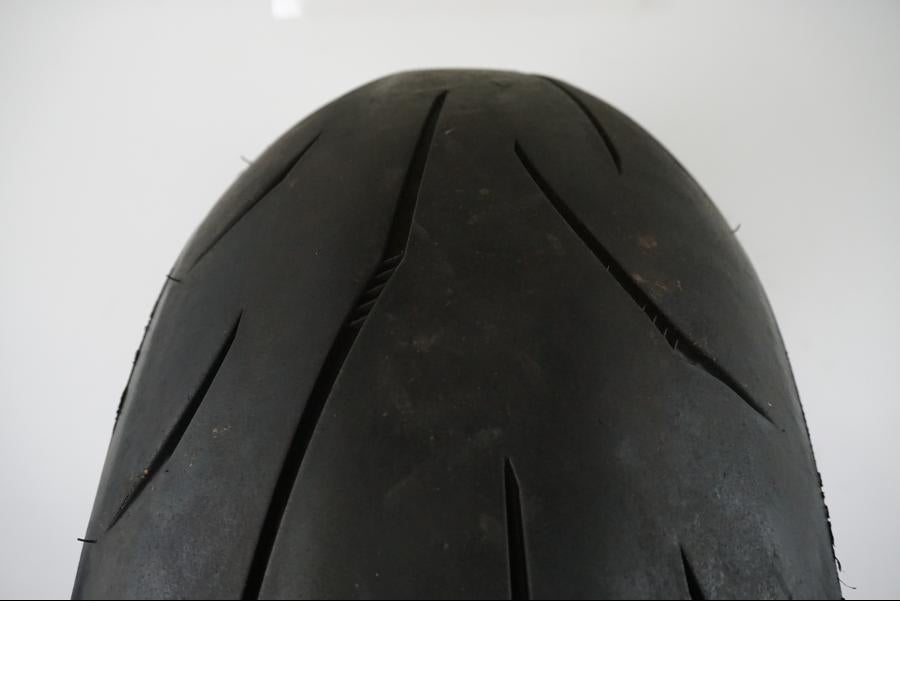 Vänster sida på Däck från en Mitas Sportforce   -0 moped.