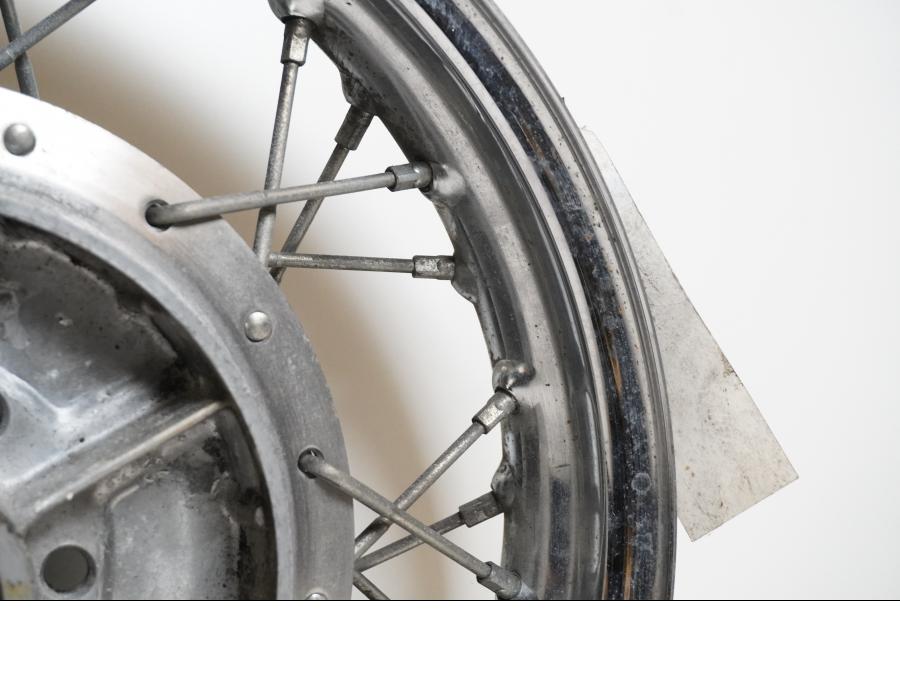 Vänster sida på Fälg från en Suzuki LS 650 -1996 motorcykel.