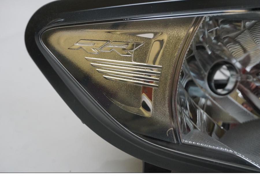 Snett uppifrån på Strålkastare från en BMW S 1000 RR -2016 motorcykel.