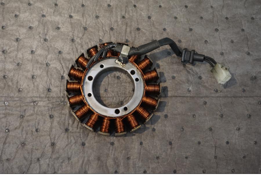 Framsidan på Generator från en Kawasaki VN 1500 Mean Streak -2003 motorcykel.