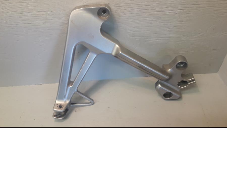 Framsidan på Fotpinnefäste från en Honda VFR 800 -2000 motorcykel.