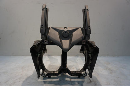 Höger sida på Toppkåpstag från en Yamaha XT 1200 Z -2011 motorcykel.