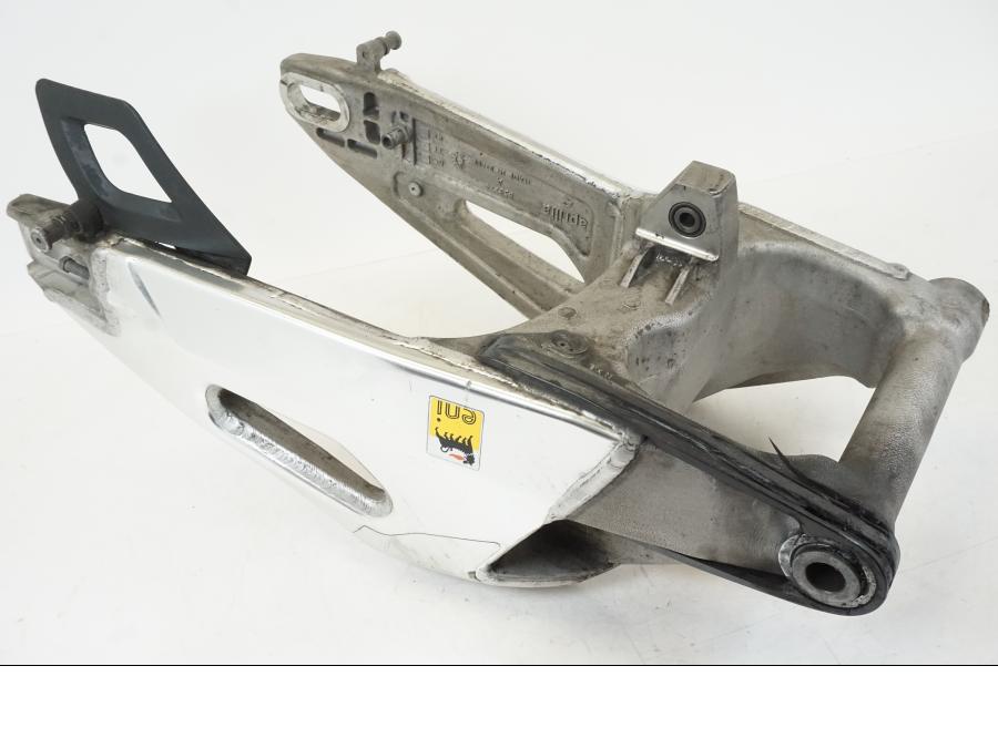 Extrabild5 på Sving från en Aprilia Tuono V4R -2011 motorcykel.