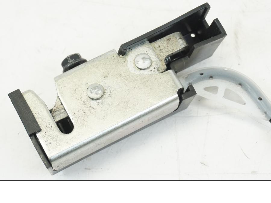 Snett uppifrån på Sadellåsmekanism från en Honda CBR 650 R -2019 motorcykel.