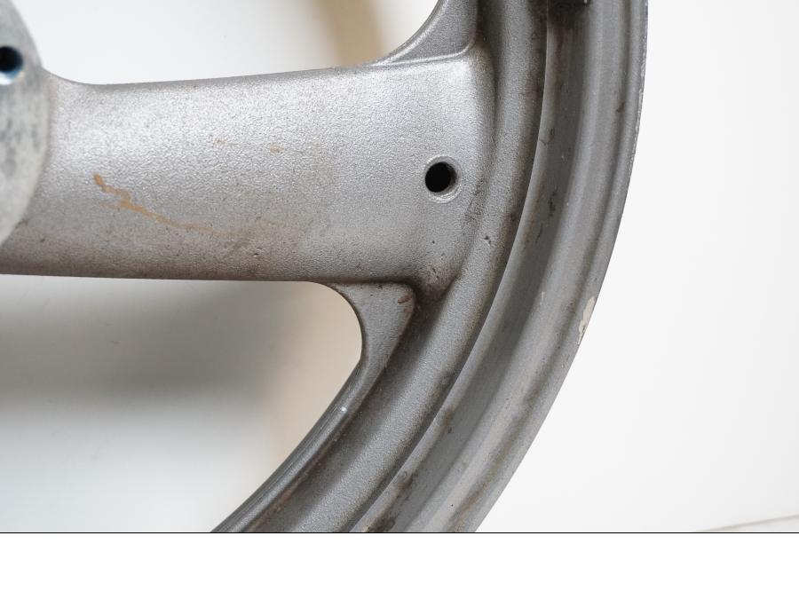 Vänster sida på Fälg från en Yamaha FJ 1200 -1991 motorcykel.