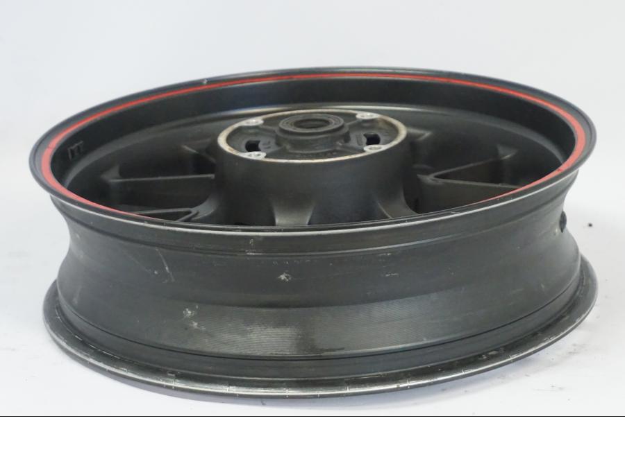 Snett uppifrån på Fälg från en Honda CB 500 X -2015 motorcykel.